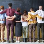 persone diverse si abbracciano