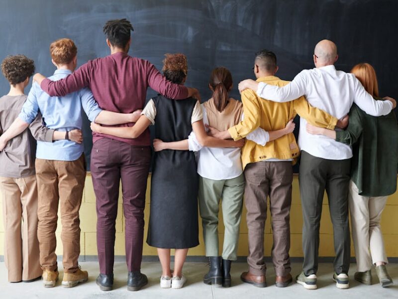persone diverse si abbracciano