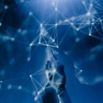 Mano robotica che si estende verso una rete digitale, rappresentando la connessione tra intelligenza umana e artificiale