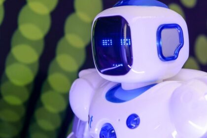 Robot umanoide intelligenza artificiale incarnata