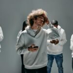 Persone isolate dalla tecnologia digitale