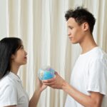 Diversità culturale globale: mani che tengono un globo insieme
