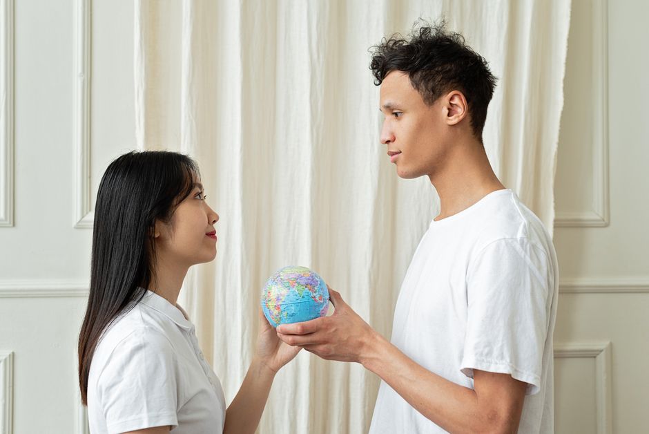 Diversità culturale globale: mani che tengono un globo insieme