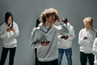 Persone isolate dalla tecnologia digitale